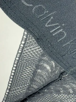 Detalle del encaje semitransparente del tanga Calvin Klein Sculpt en color gris