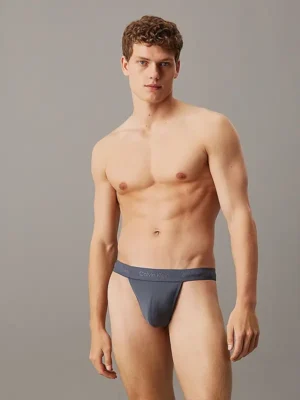 Vista frontal del modelo con el tanga Calvin Klein Sculpt, mostrando el bolsillo contorneado