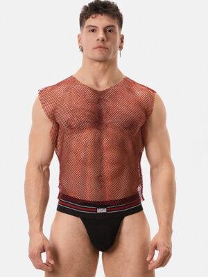 Imagen frontal de la Camiseta Bling Roja de Barcode Berlin: Modelo luciendo la camiseta de tirantes Bling Roja en malla brillante de Barcode Berlin.