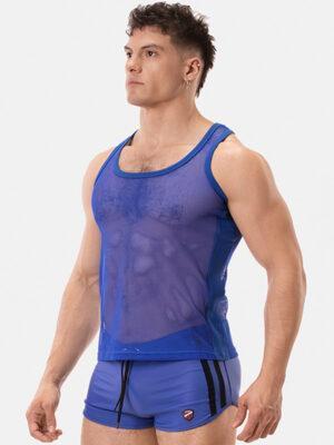 Modelo vistiendo el Tank Top Barcode Kenan Royal en una pose frontal, mostrando el diseño de malla azul.