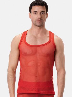 Modelo masculino con el Tank Top Barcode Kenan Roja visto de frente, resaltando el diseño de rejilla y el ajuste al cuerpo.