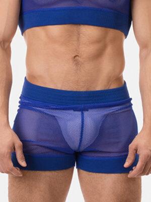 Modelo de frente con el Short Barcode Berlin Naim Royal, resaltando su diseño de malla y ajuste ceñido.