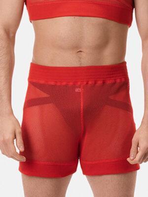 Modelo posando de frente con el Short Barcode Berlin Naim Rojo de malla semitransparente.