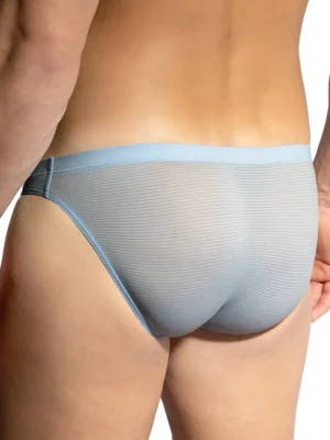 Vista trasera de un hombre luciendo el slip Olaf Benz RED1201 en color azul, destacando su ajuste y estilo