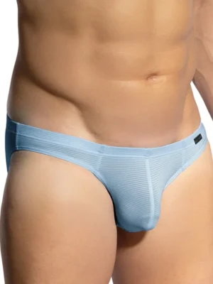 Hombre luciendo un slip Olaf Benz RED1201 en color azul, vista frontal completa