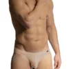 Modelo masculino vistiendo el slip Olaf Benz Red1601 en color piel, diseño cómodo y sofisticado