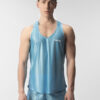 Vista frontal del Sport Tank Top Barcode Berlin Avet Blue para hombre, destacando su diseño en rayas azules brillantes.