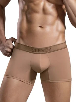 Hombre modelando el Bóxer Clever Británica Marrón con diseño ajustado, costura trasera realzadora, banda elástica con logo Clever y bolsa delantera en forma de U.