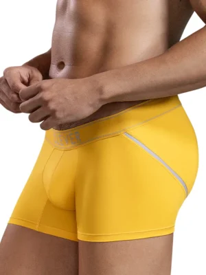 Hombre modelando el Bóxer Clever Imagination Amarillo con bolsa delantera en forma de U para soporte. Con costura trasera que realza y material elástico de Nylon 79% y Elastane 21%.