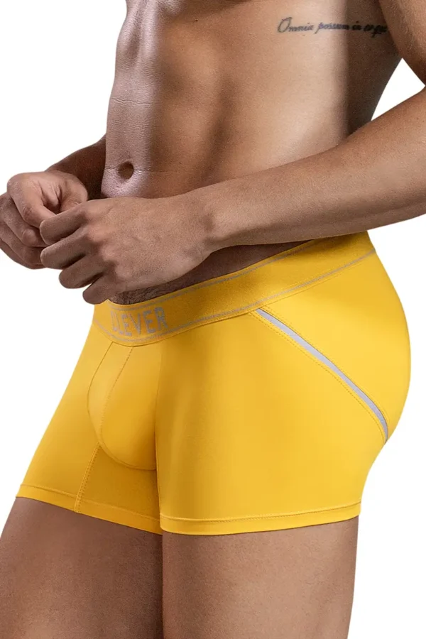 Hombre modelando el Bóxer Clever Imagination Amarillo con bolsa delantera en forma de U para soporte. Con costura trasera que realza y material elástico de Nylon 79% y Elastane 21%.