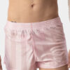 Sport Short Barcode Berlin Ajam Rosa para hombre. Diseño rosa satinado con rayas brillantes. Ligero, cómodo y moderno, perfecto para cualquier ocasión.