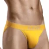 Slip bikini de hombre Clever amarillo con corte moderno, banda elástica con logo y diseño ergonómico trasero.