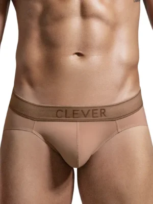 El Slip Clever Británica Marrón es el aliado perfecto para los hombres que buscan un equilibrio entre diseño clásico y moderno.