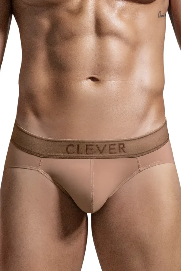 El Slip Clever Británica Marrón es el aliado perfecto para los hombres que buscan un equilibrio entre diseño clásico y moderno.