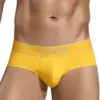 Hombre vistiendo Slip Classic Clever Imagination Amarillo con bolsa anatómica y costuras planas, fabricado en Nylon 79% y Elastane 21%.