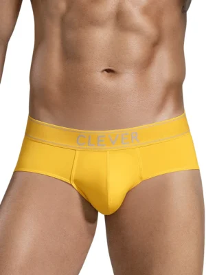 Hombre vistiendo Slip Classic Clever Imagination Amarillo con bolsa anatómica y costuras planas, fabricado en Nylon 79% y Elastane 21%.