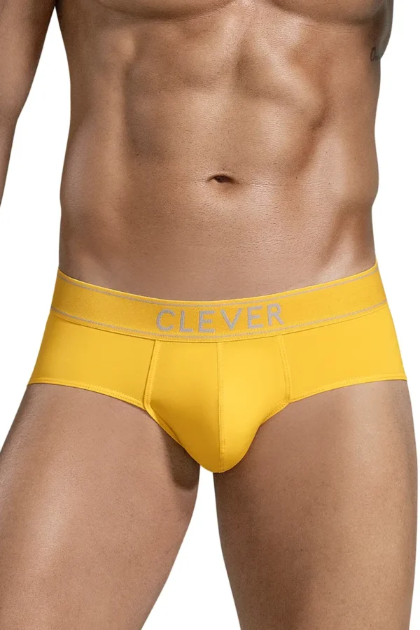 Hombre vistiendo Slip Classic Clever Imagination Amarillo con bolsa anatómica y costuras planas, fabricado en Nylon 79% y Elastane 21%.