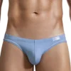 Hombre luciendo el Slip Clever Mirage Piping azul desde la parte frontal.