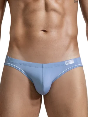 Hombre luciendo el Slip Clever Mirage Piping azul desde la parte frontal.