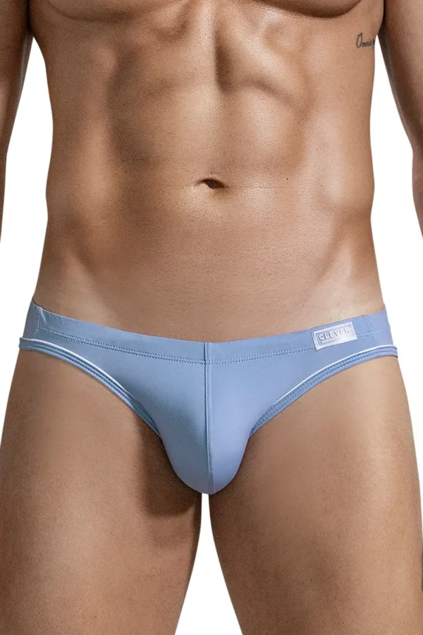 Hombre luciendo el Slip Clever Mirage Piping azul desde la parte frontal.