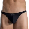 Vista frontal del tanga masculino Clever Luxury negro mostrando el diseño ajustado y elegante para hombre. En xxxmadrid.com