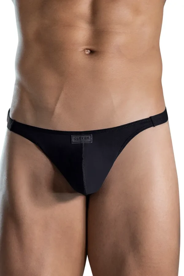 Vista frontal del tanga masculino Clever Luxury negro mostrando el diseño ajustado y elegante para hombre. En xxxmadrid.com