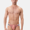 Modelo luciendo el Slip Barcode Berlin Regiro Pride Brownishpurple de frente, mostrando el diseño de malla perforada.