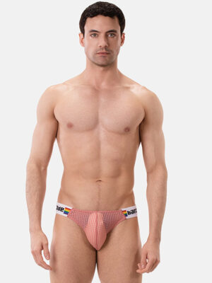 Modelo luciendo el Slip Barcode Berlin Regiro Pride Brownishpurple de frente, mostrando el diseño de malla perforada.