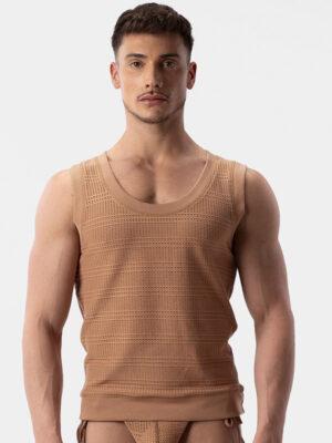 Hombre con camiseta de tirantes Barcode Delfi Marrón, tejido de malla perforada y corte ajustado.