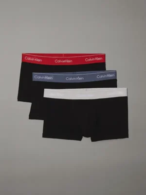 Pack de 3 bóxers Calvin Klein Icon VQO en colores negro con cintura en rojo, azul y blanco.