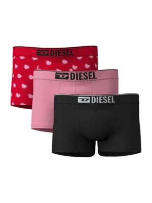 Pack de 3 bóxer Diesel E7213 en colores negro, rosa y rojo con estampado de corazones.