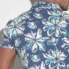 Detalle de la espalda de la camisa con estampado floral blanco y azul