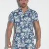 Modelo de frente con la camisa floral azul Code 22 abotonada