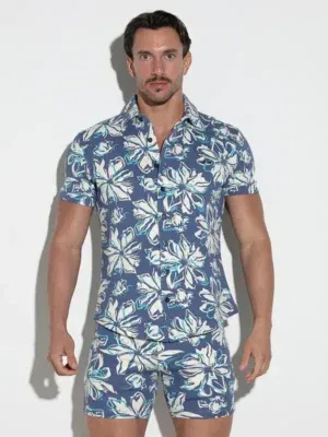 Modelo de frente con la camisa floral azul Code 22 abotonada