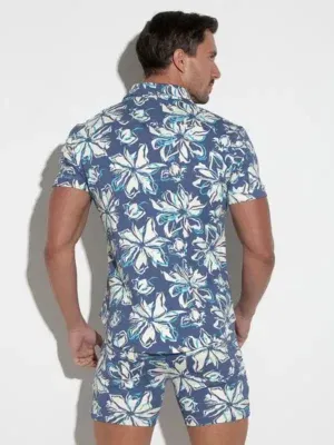 Modelo de espaldas con la camisa Code 22 slim fit estampada navy