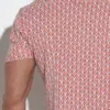 Detalle del estampado geométrico de la camisa elástica Code 22 Coral desde la espalda