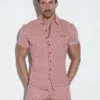 Vista trasera de la Camisa Slim Fit Coral Code 22 con estampado geométrico en rojo y azul