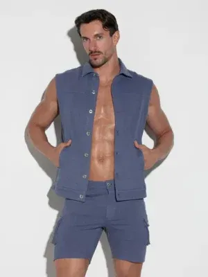 Vista tres cuartos del chaleco Billy azul de Code 22 con botones metálicos y textura de piqué