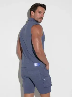 Modelo de espaldas luciendo chaleco sin mangas Billy azul de Code 22 con pantalón corto a juego