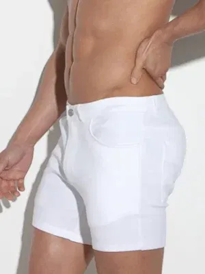 Corte slim y textura stretch del short blanco Code 22 captado en vista lateral cercana