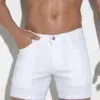 Logo Code 22 en la cintura trasera de short blanco, con bolsillos estilo denim y costuras limpias