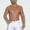 Pantalón corto blanco Code 22 tipo vaquero con cinco bolsillos y cierre delantero visible