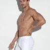 Short blanco Code 22 ajustado, corte slim y tejido stretch en plano lateral masculino
