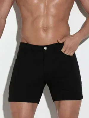 Primer plano del short negro Code 22 mostrando cierre delantero, botón y bolsillo clásico