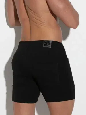 Detalle del logo Code 22 en la parte trasera del short negro stretch con diseño de cinco bolsillos