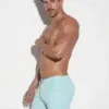 Pantalón corto stretch Code 22 color aqua, visto de perfil, con tejido suave y corte entallado