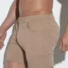 Detalle lateral del short latte Code 22 en modelo masculino
