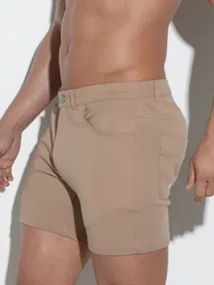 Detalle lateral del short latte Code 22 en modelo masculino