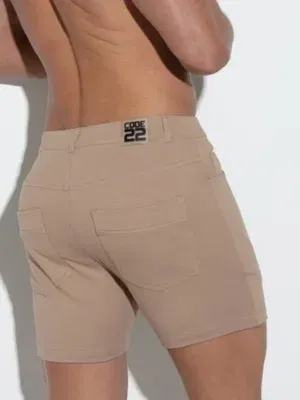 Detalle de bolsillos traseros y logo Code 22 en short latte