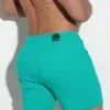 Logo de Code 22 en short teal con bolsillos traseros visibles y corte ajustado en la cintura